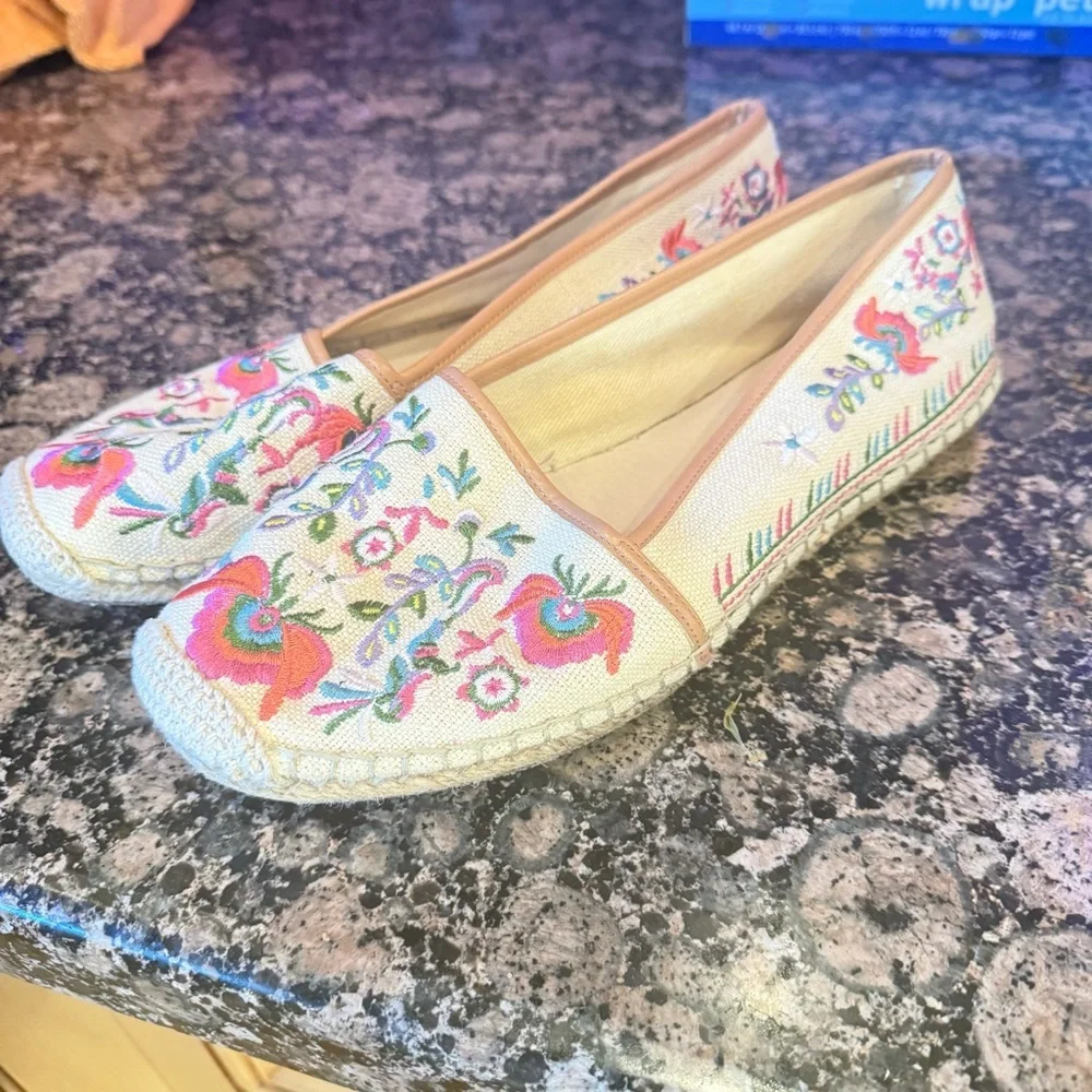 GIANNI BINI ladies floral flat spirals slip on very good condition size 8 1/2